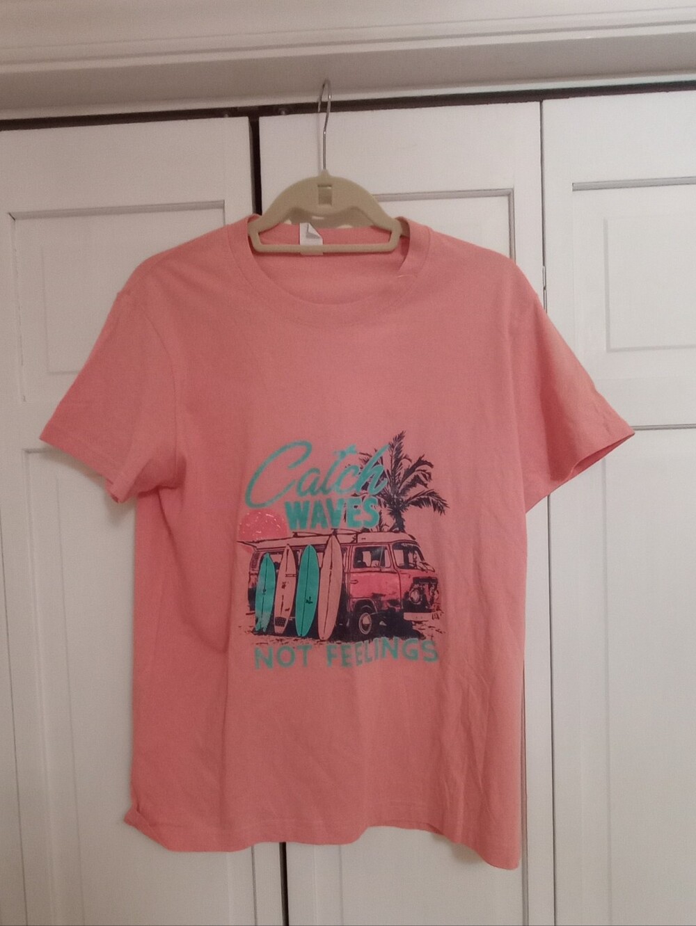 Graphic T-Shirt "Catch Waves Not Feelings" size Medium